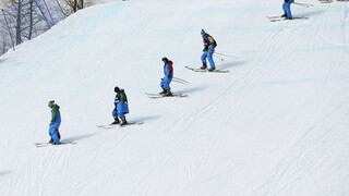 lyžovanie lyžovačka zjazdovka lyžiarsky vycvik lyže lyžiar ilu (SITA)